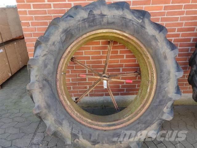 38 16.9R38 Opony, koła i felgi