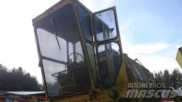 New Holland 1520 Kabina i wnętrze