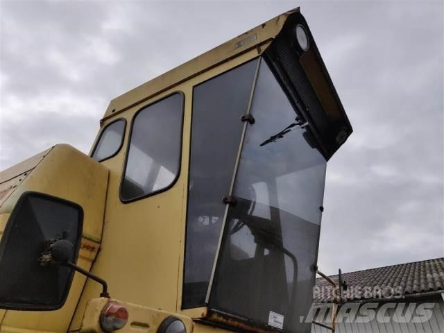 New Holland 1550 Kabina i wnętrze