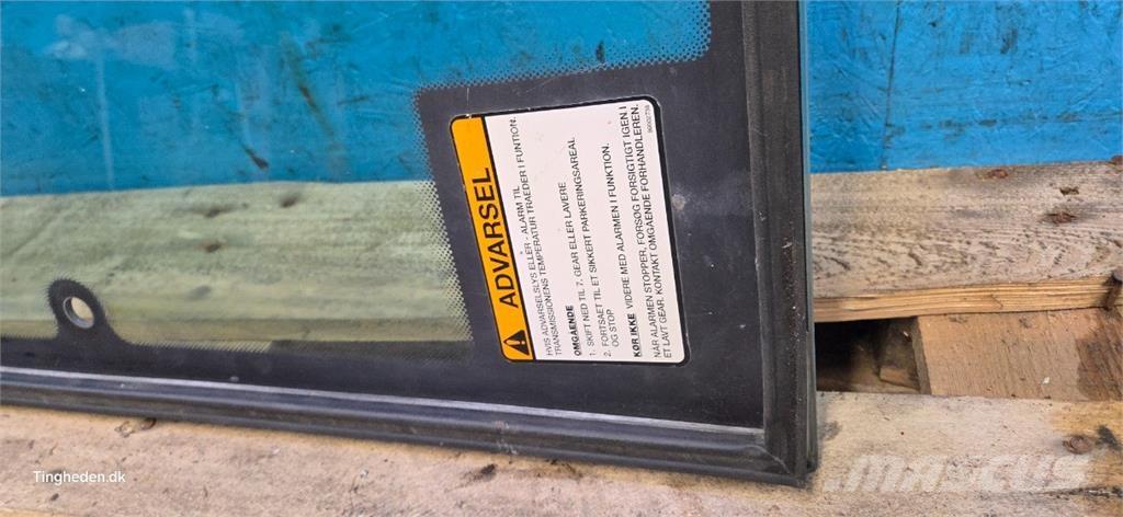 New Holland 8970 Kabina i wnętrze