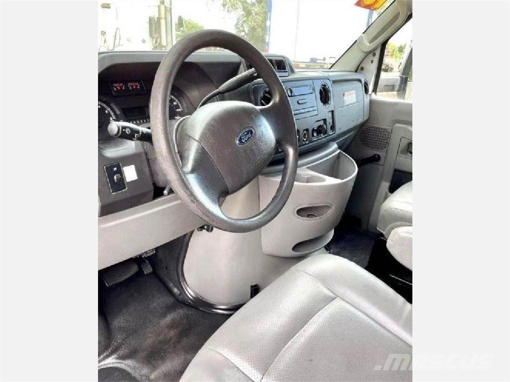 Ford E-350 Samochody ciężarowe ze skrzynią zamkniętą