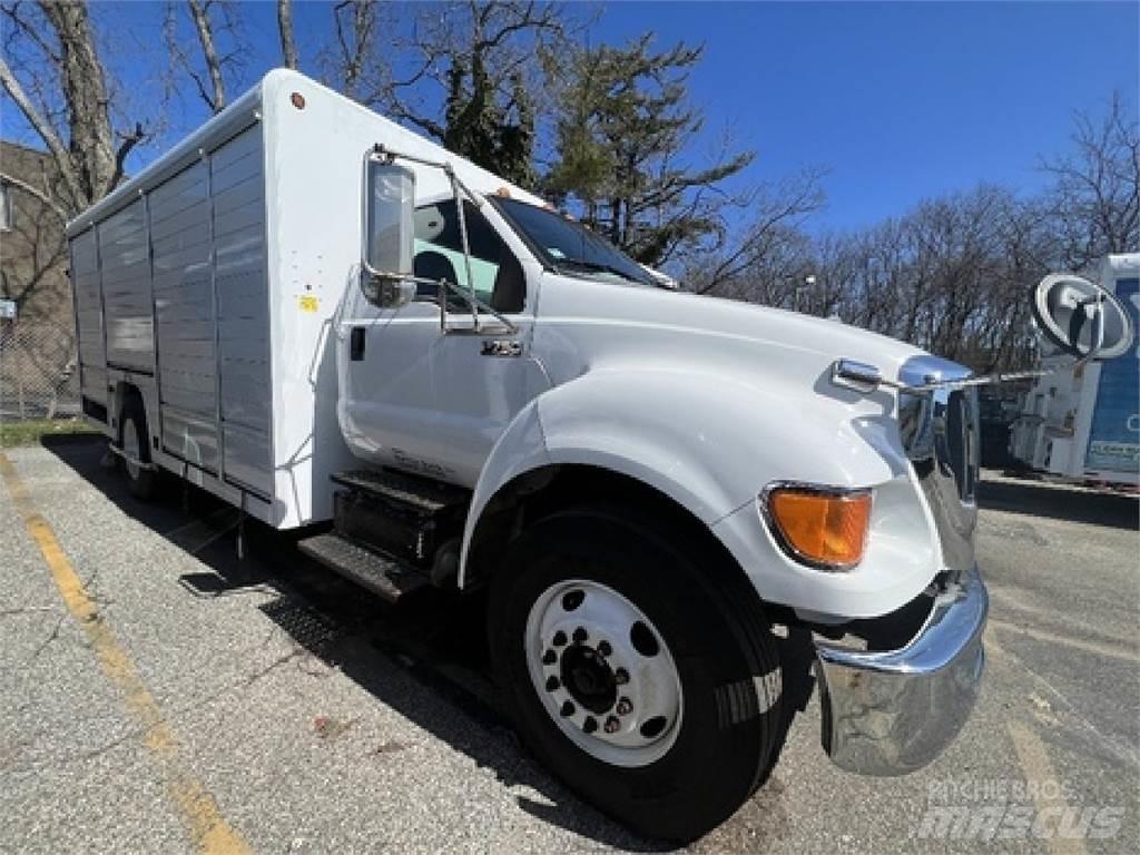 Ford F750 Samochody ciężarowe ze skrzynią zamkniętą