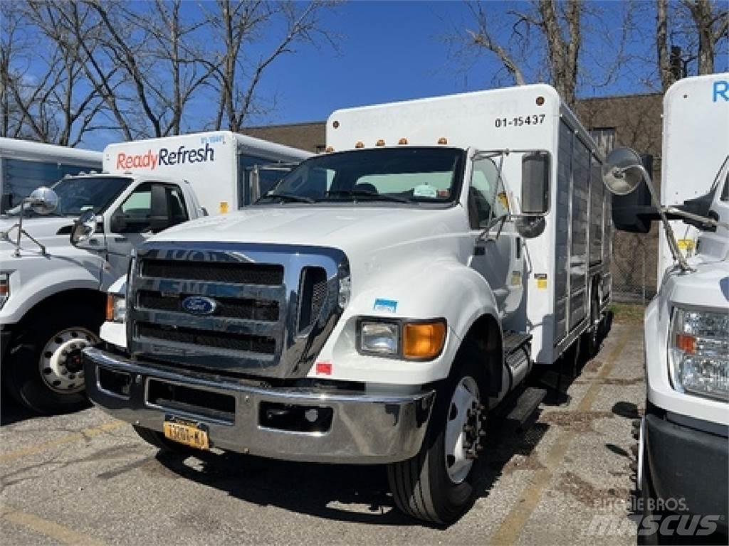 Ford F750 Samochody ciężarowe ze skrzynią zamkniętą