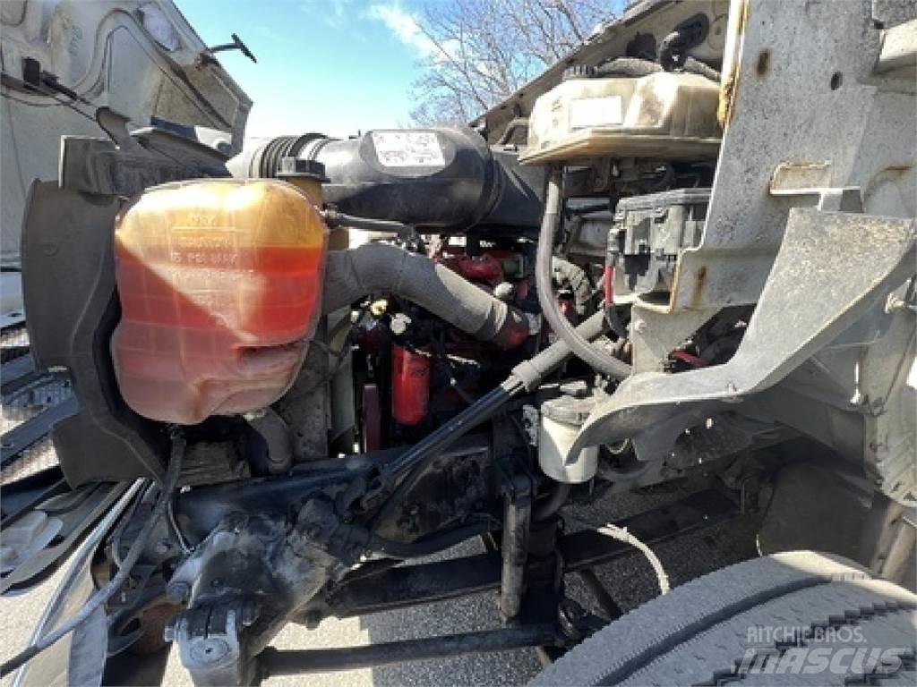 Ford F750 Samochody ciężarowe ze skrzynią zamkniętą