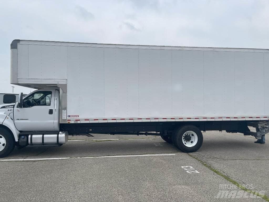 Ford F750 Samochody ciężarowe ze skrzynią zamkniętą