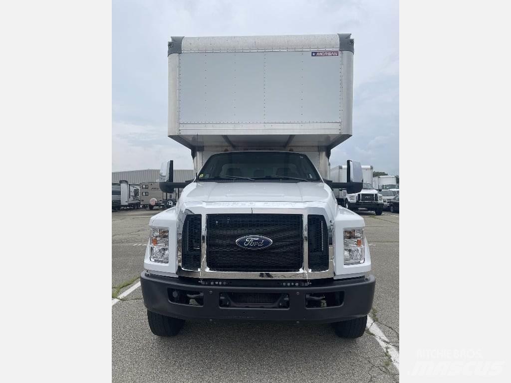 Ford F750 Samochody ciężarowe ze skrzynią zamkniętą