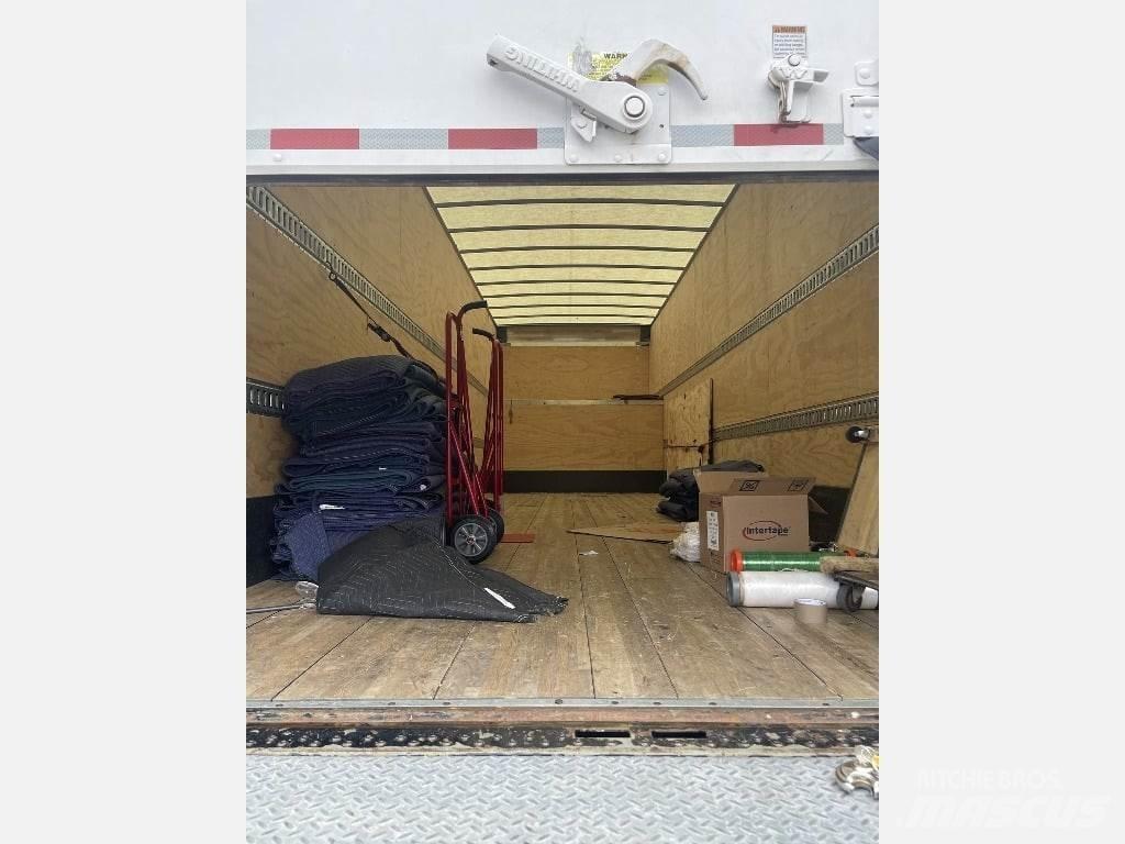 Ford F750 Samochody ciężarowe ze skrzynią zamkniętą