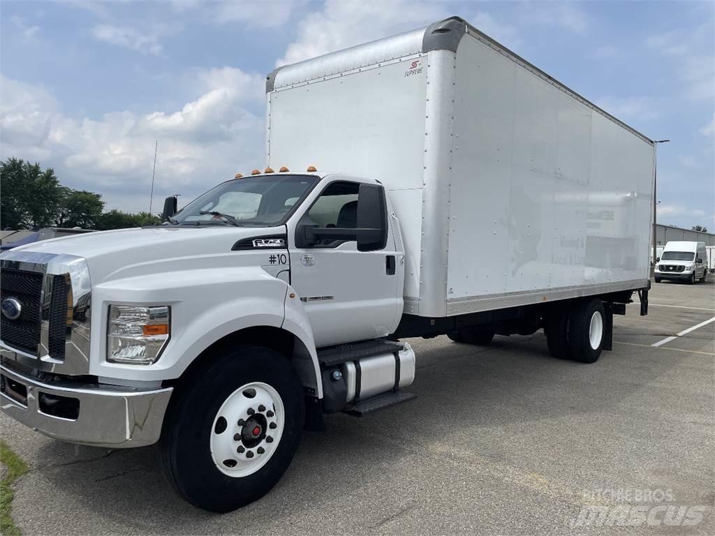 Ford F750 Samochody ciężarowe ze skrzynią zamkniętą