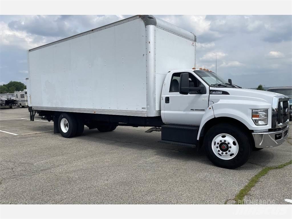 Ford F750 Samochody ciężarowe ze skrzynią zamkniętą