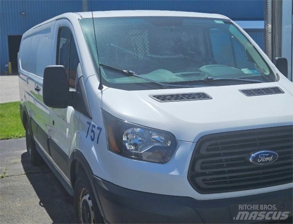Ford Transit 150 Busy / Vany