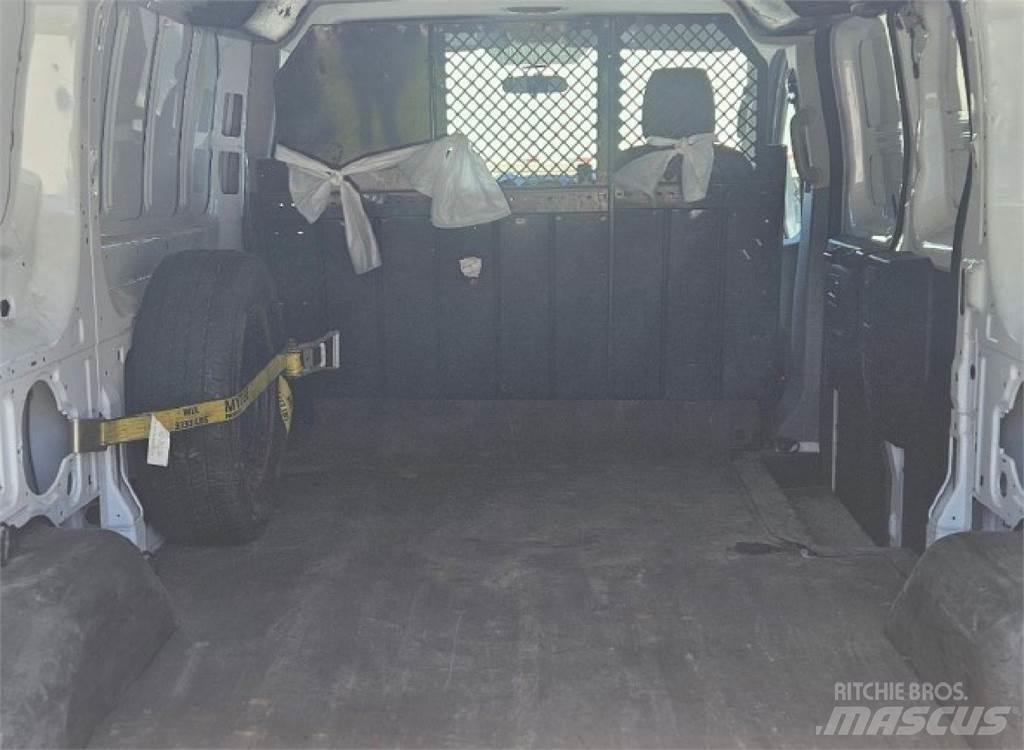 Ford Transit 150 Busy / Vany