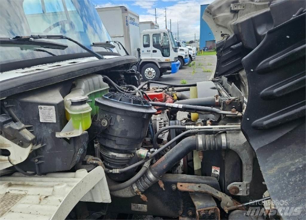 Freightliner M2 Samochody ciężarowe ze skrzynią zamkniętą