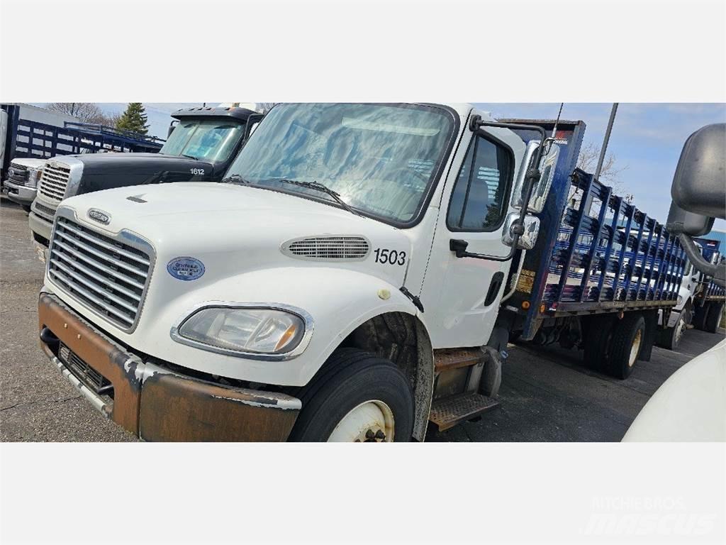 Freightliner M2 106 Ciężarówki typu Platforma / Skrzynia