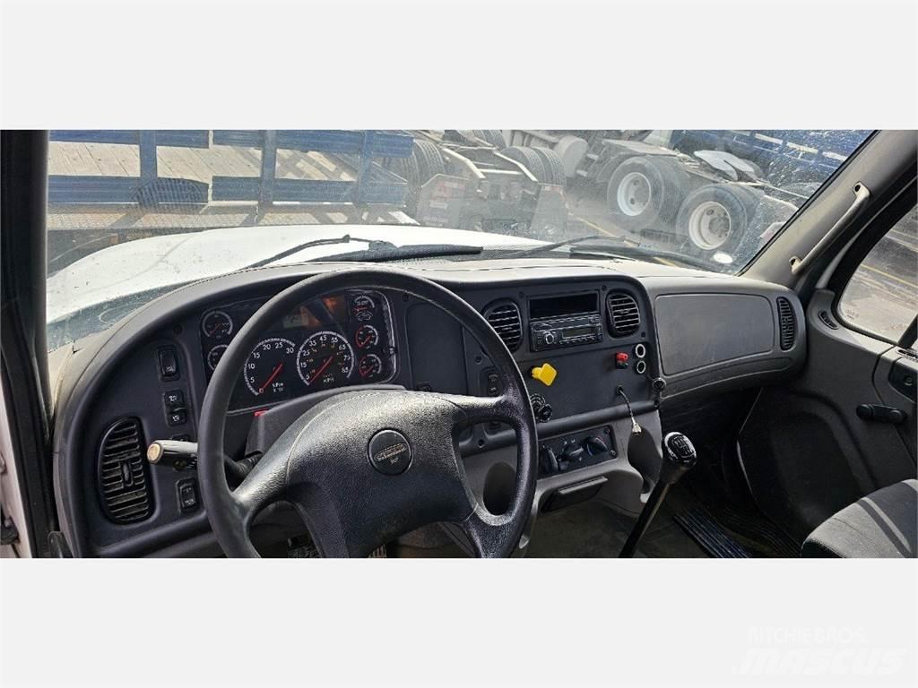Freightliner M2 106 Ciężarówki typu Platforma / Skrzynia