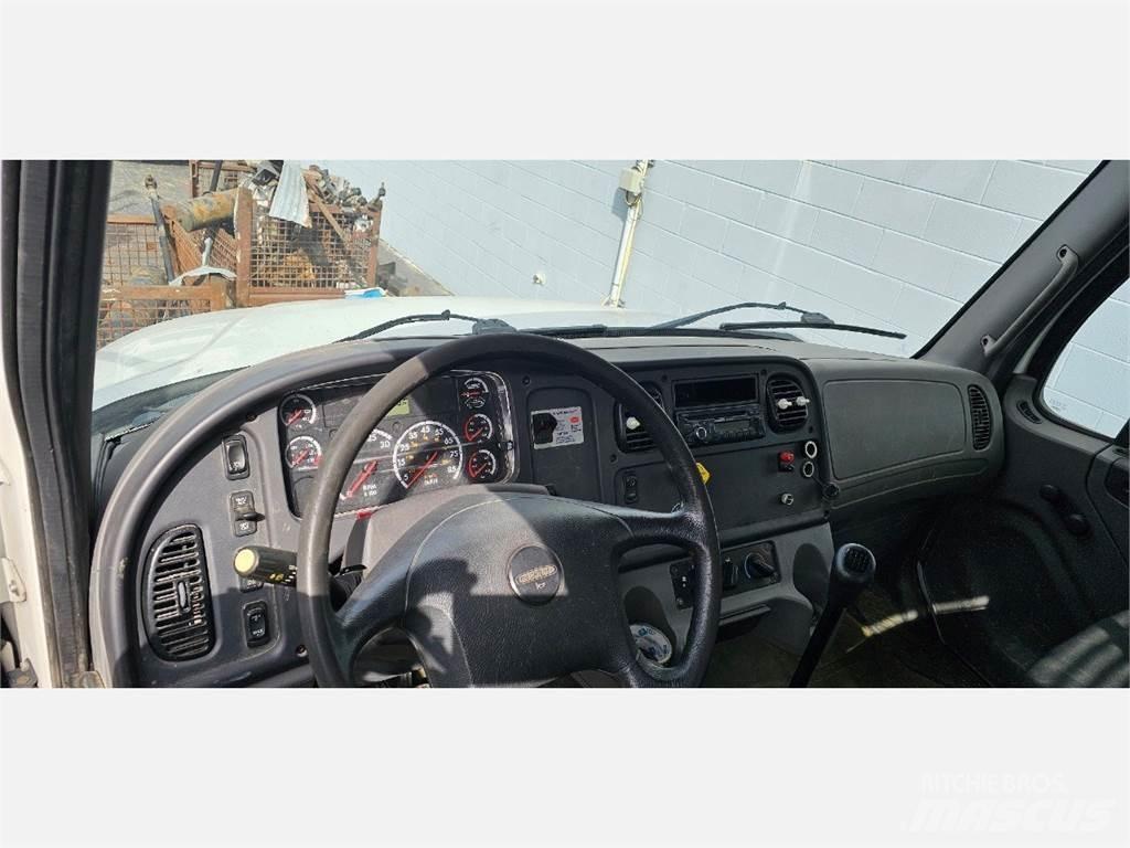 Freightliner M2 106 Ciężarówki typu Platforma / Skrzynia