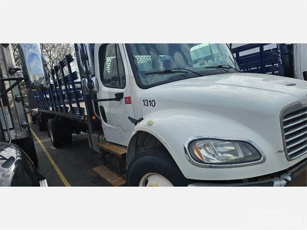 Freightliner M2 106 Ciężarówki typu Platforma / Skrzynia