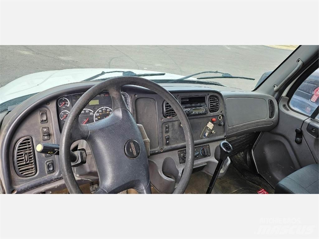 Freightliner M2 106 Ciężarówki typu Platforma / Skrzynia