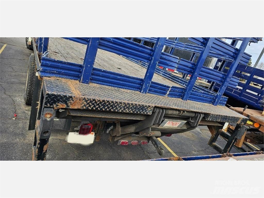 Freightliner M2 106 Ciężarówki typu Platforma / Skrzynia
