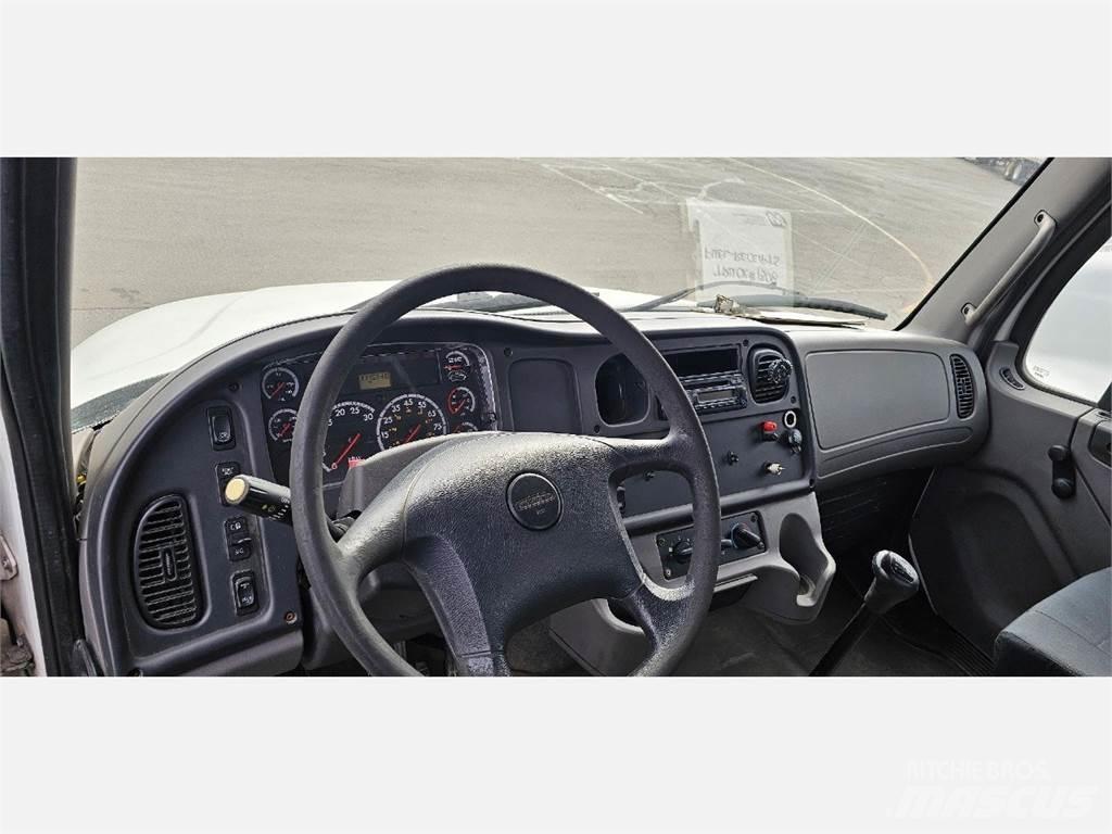 Freightliner M2 106 Ciężarówki typu Platforma / Skrzynia