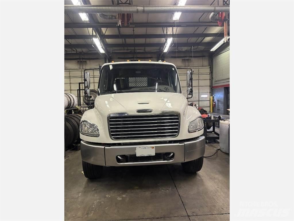 Freightliner M2 106 Ciężarówki typu Platforma / Skrzynia