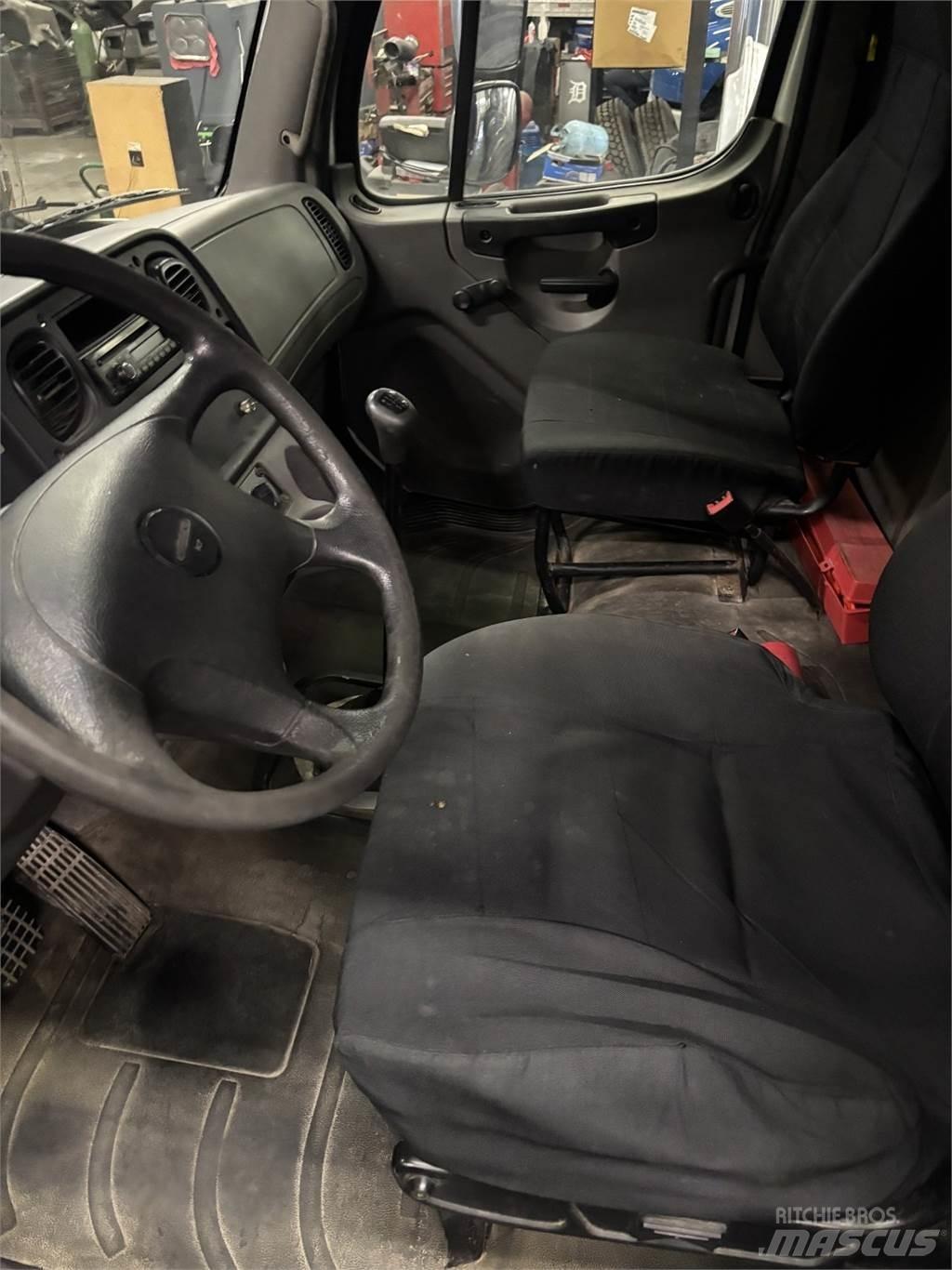 Freightliner M2 106 Ciężarówki typu Platforma / Skrzynia