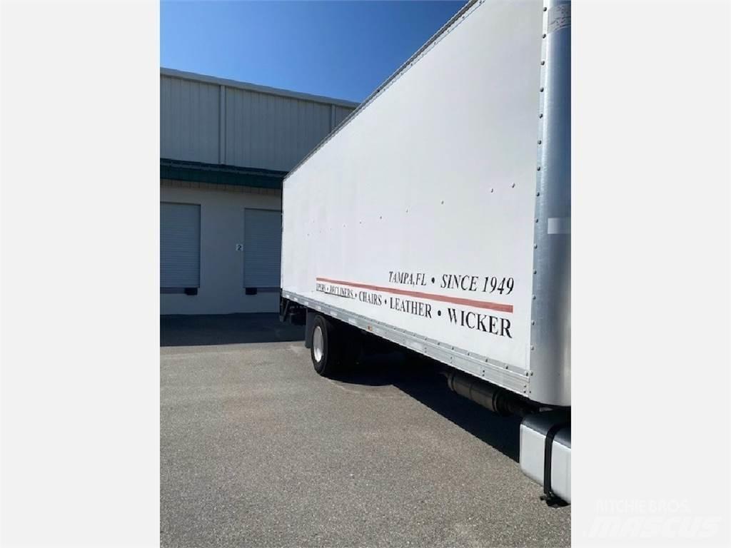 Freightliner M2 106 Samochody ciężarowe ze skrzynią zamkniętą