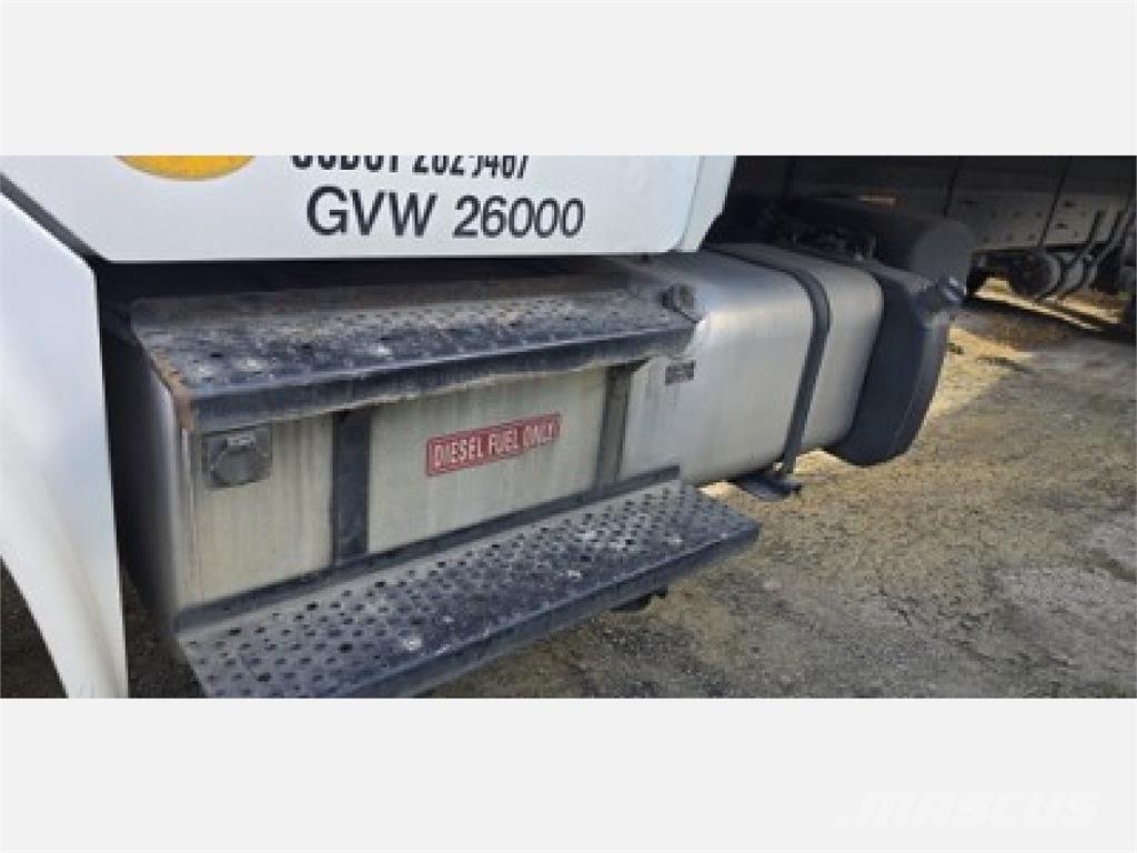 Freightliner M2 106 Samochody ciężarowe ze skrzynią zamkniętą