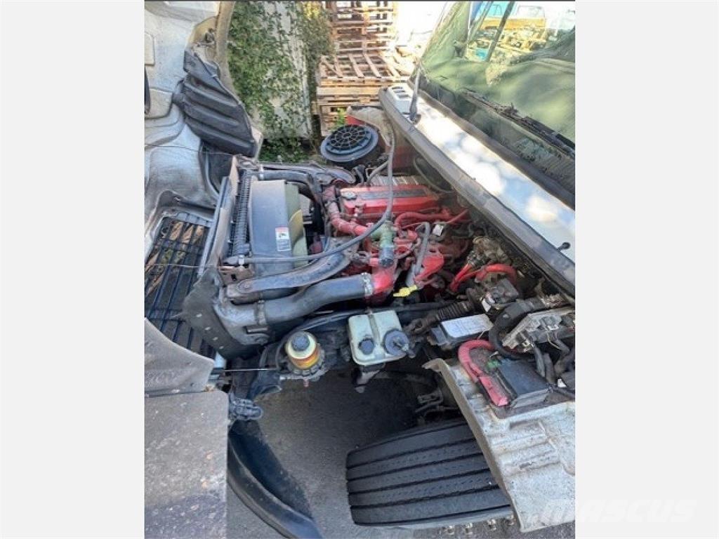 Freightliner M2 106 Samochody ciężarowe ze skrzynią zamkniętą