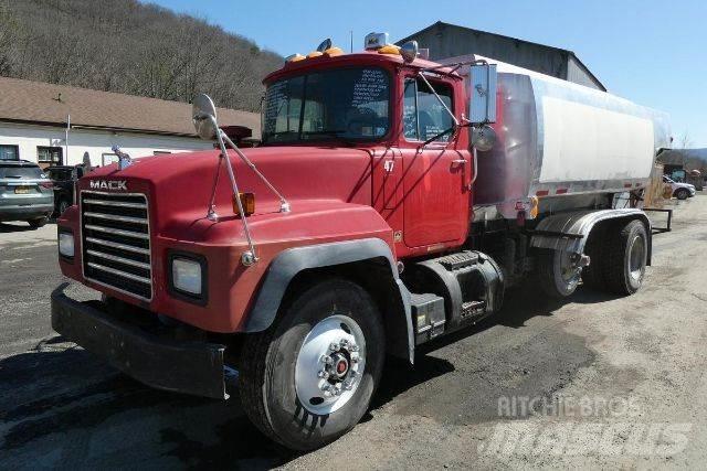 Mack RD690P Cysterna