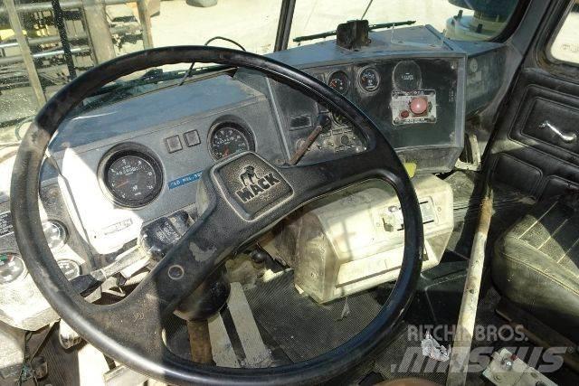 Mack RD690S Kabiny i wnętrze