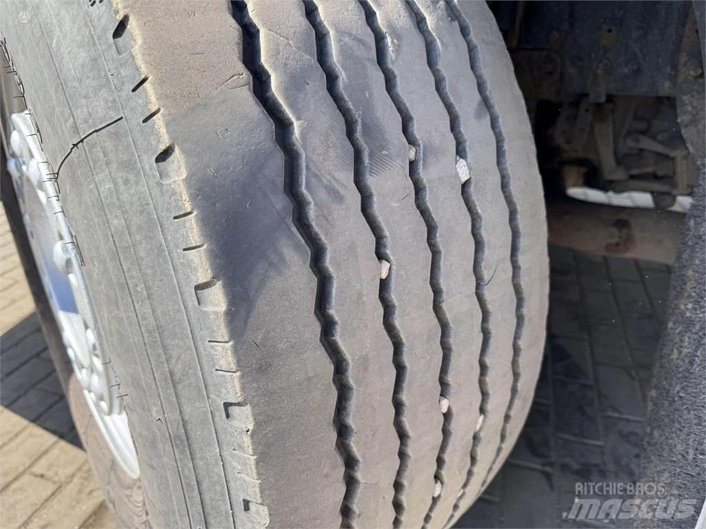 Volvo FM 9 Ciężarówki typu Platforma / Skrzynia