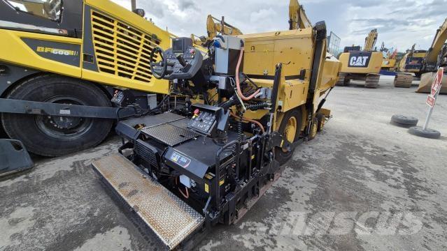 CAT AP300F Rozściełacze do asfaltu