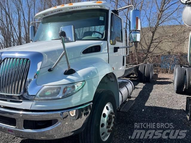 International 4400 Ciężarówki typu Platforma / Skrzynia