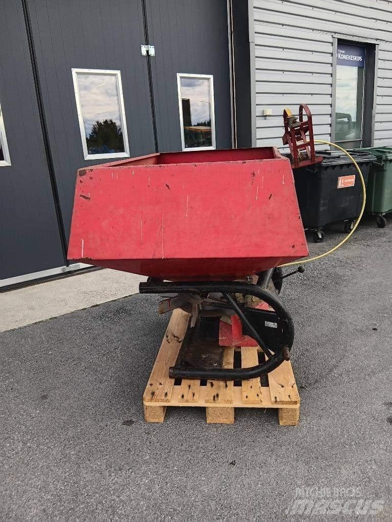 YLÖ Viska 800 Rozrzutnik nawozów mineralnych