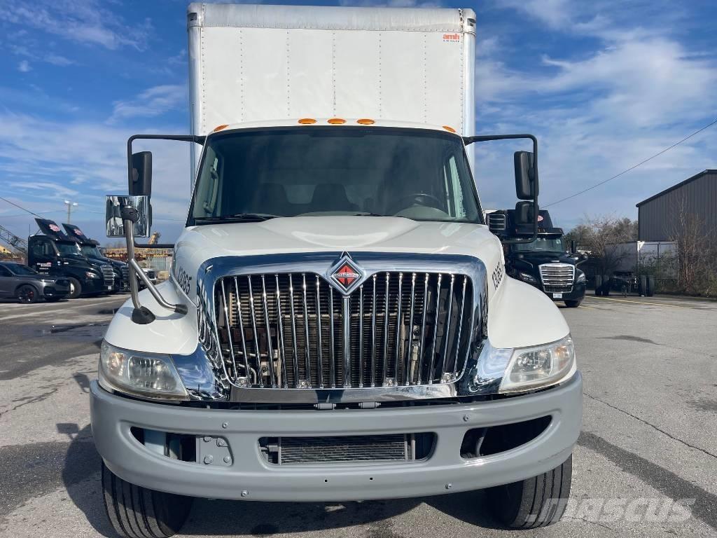 International 4300 Samochody ciężarowe ze skrzynią zamkniętą