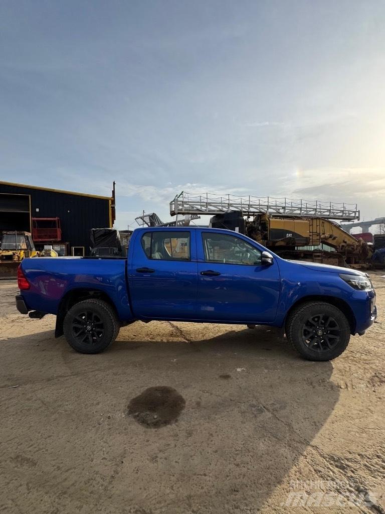 Toyota Hilux Active Pick-upy / Pojazdy z otwieranymi burtami