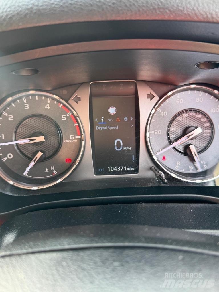 Toyota Hilux Active Pick-upy / Pojazdy z otwieranymi burtami