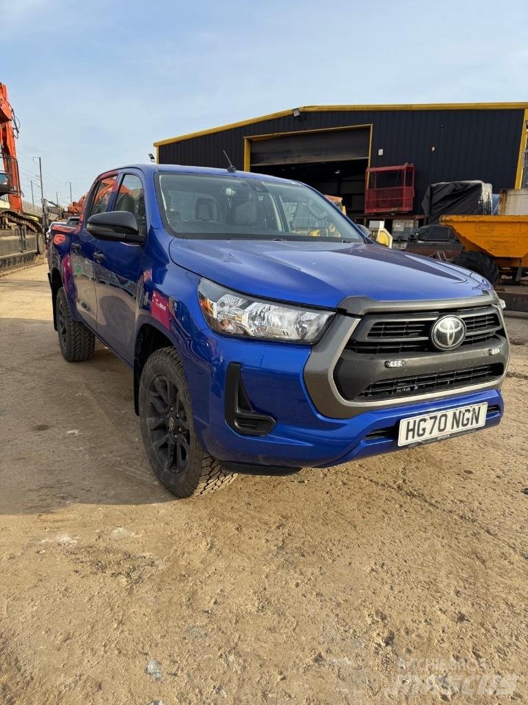 Toyota Hilux Active Pick-upy / Pojazdy z otwieranymi burtami