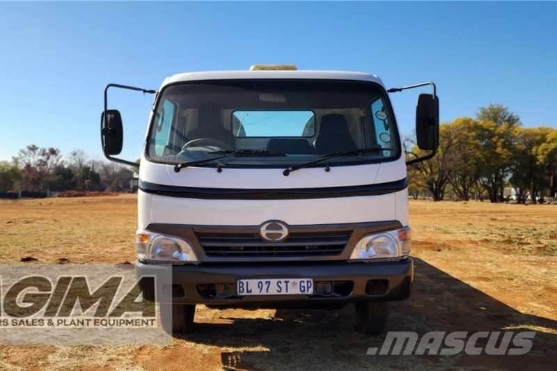 Hino 300 Roll Back Inne