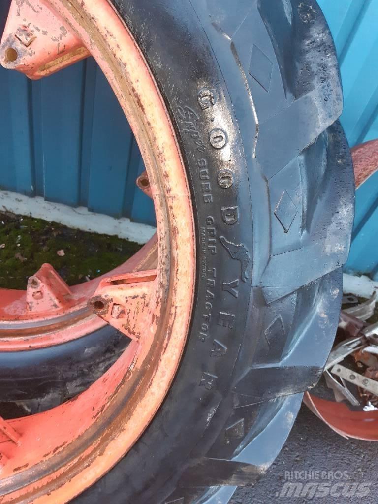Goodyear 12.4-36 Opony, koła i felgi