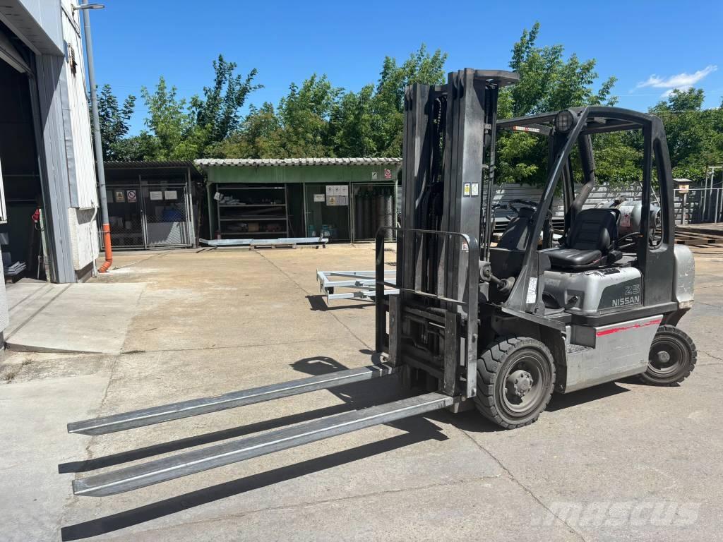 Nissan UD02A25PQ Wózki LPG