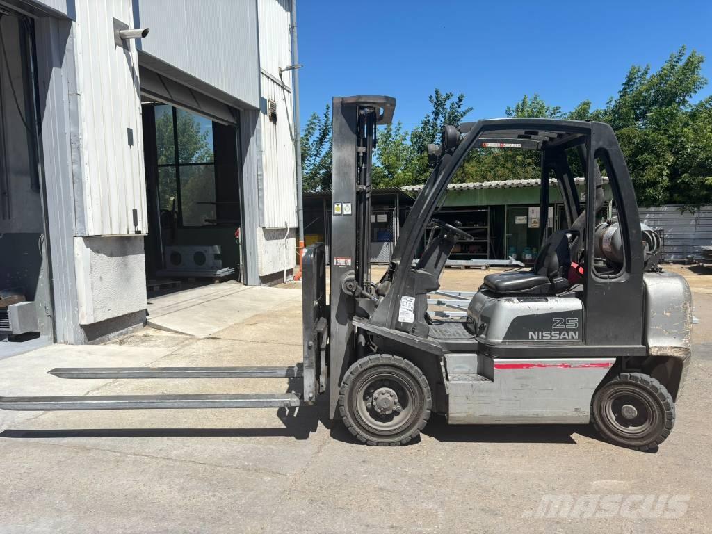 Nissan UD02A25PQ Wózki LPG
