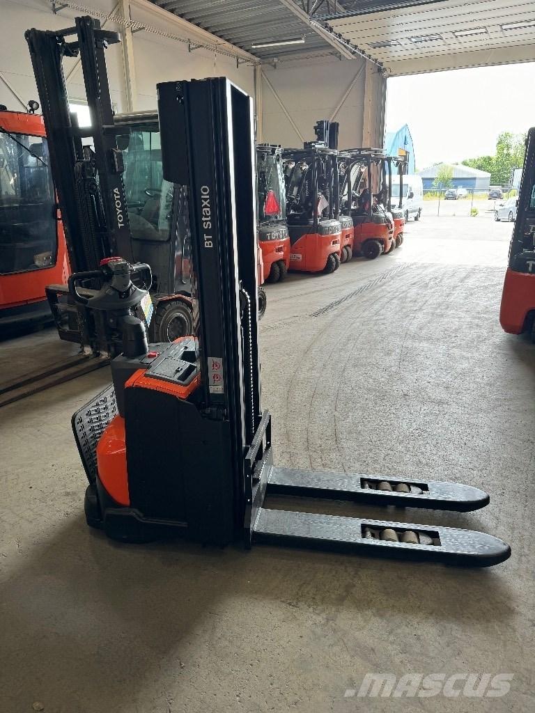 Toyota SWE120L Wózki widłowe unoszące z dyszlem