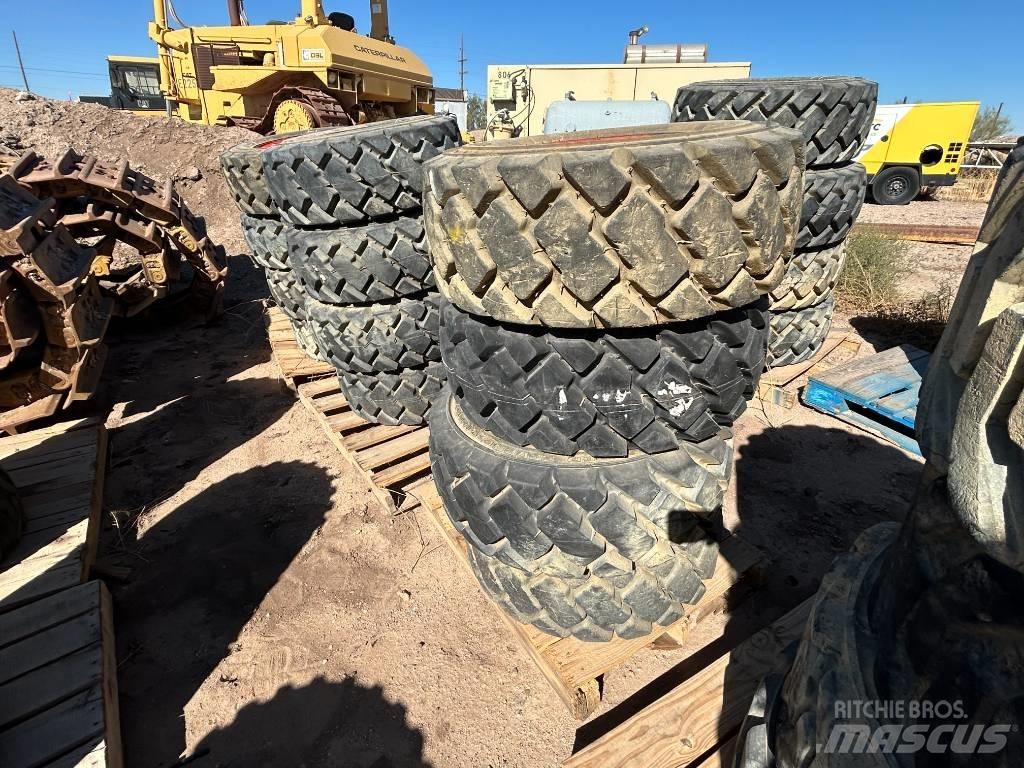Bobcat 12x16.5 Tires Opony, koła i felgi