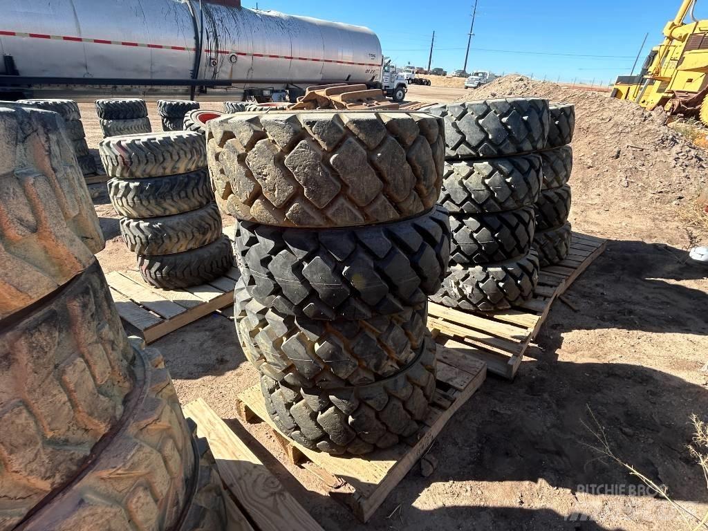 Bobcat 12x16.5 Tires Opony, koła i felgi