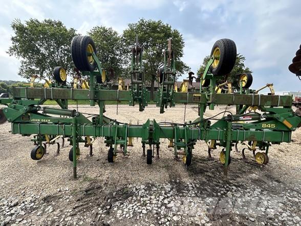 John Deere 845 Kultywatory rzedowe