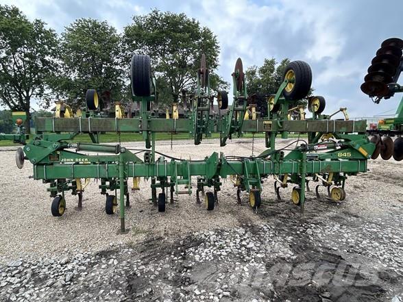 John Deere 845 Kultywatory rzedowe