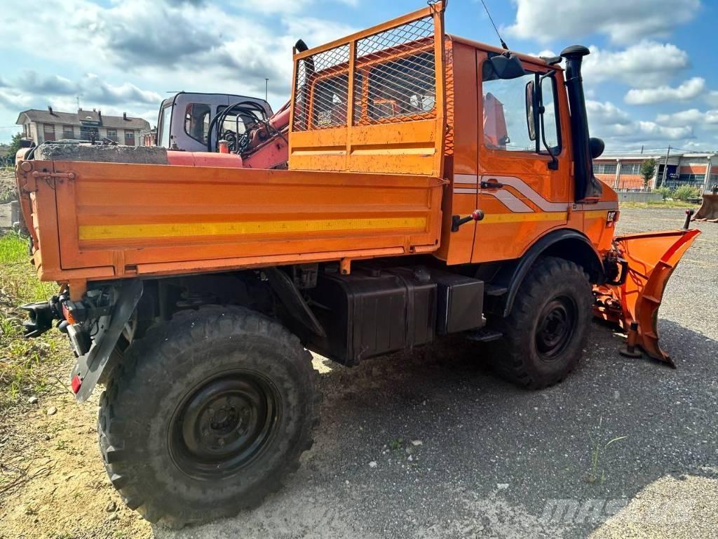 Mercedes-Benz unimog Samochody ciężarowe ze skrzynią zamkniętą