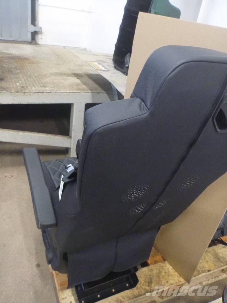 Mercedes-Benz Actros Kabiny i wnętrze