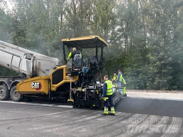 CAT AP 555 Rozściełacze do asfaltu